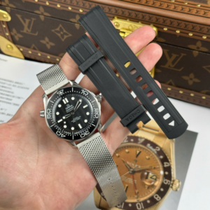 Alternative view of Omega Seamaster Diver 300M “James Bond 007” 210.32.42.20.01.005 42MM – VIP Version