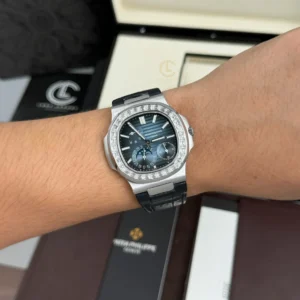 Patek Philippe Nautilus 5722G-001 40mm Custom Moissanite Baugette Blue Dial – Handcrafted Diamond - Görsel 4
