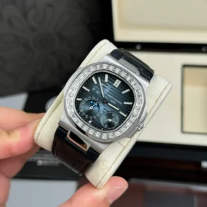 Patek Philippe Nautilus 5722G-001 40mm Custom Moissanite Baugette Blue Dial – Handcrafted Diamond - Görsel 3