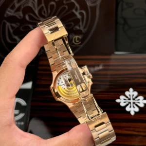 Patek Philippe Nautilus 7118/1R-001 35.2mm White Dial Rose Gold – VIP Version - Görsel 6